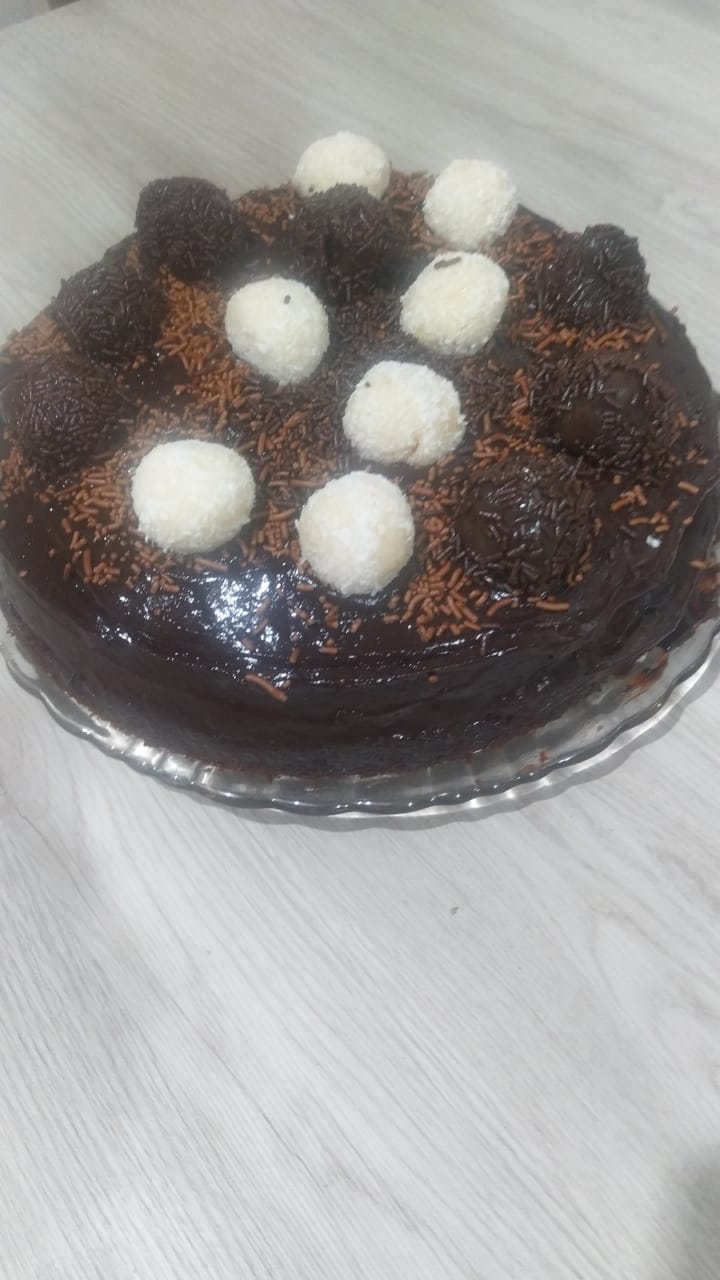 Bolo com trufas de coco